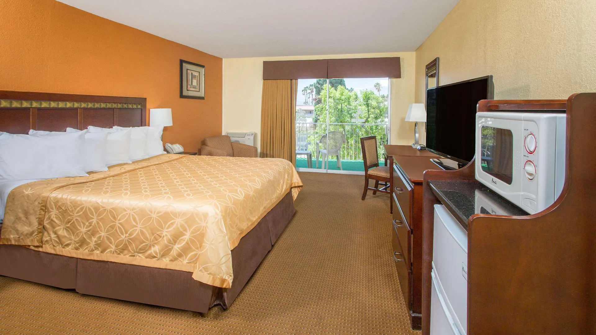 Days Inn By Wyndham Palm Springs Hotel
